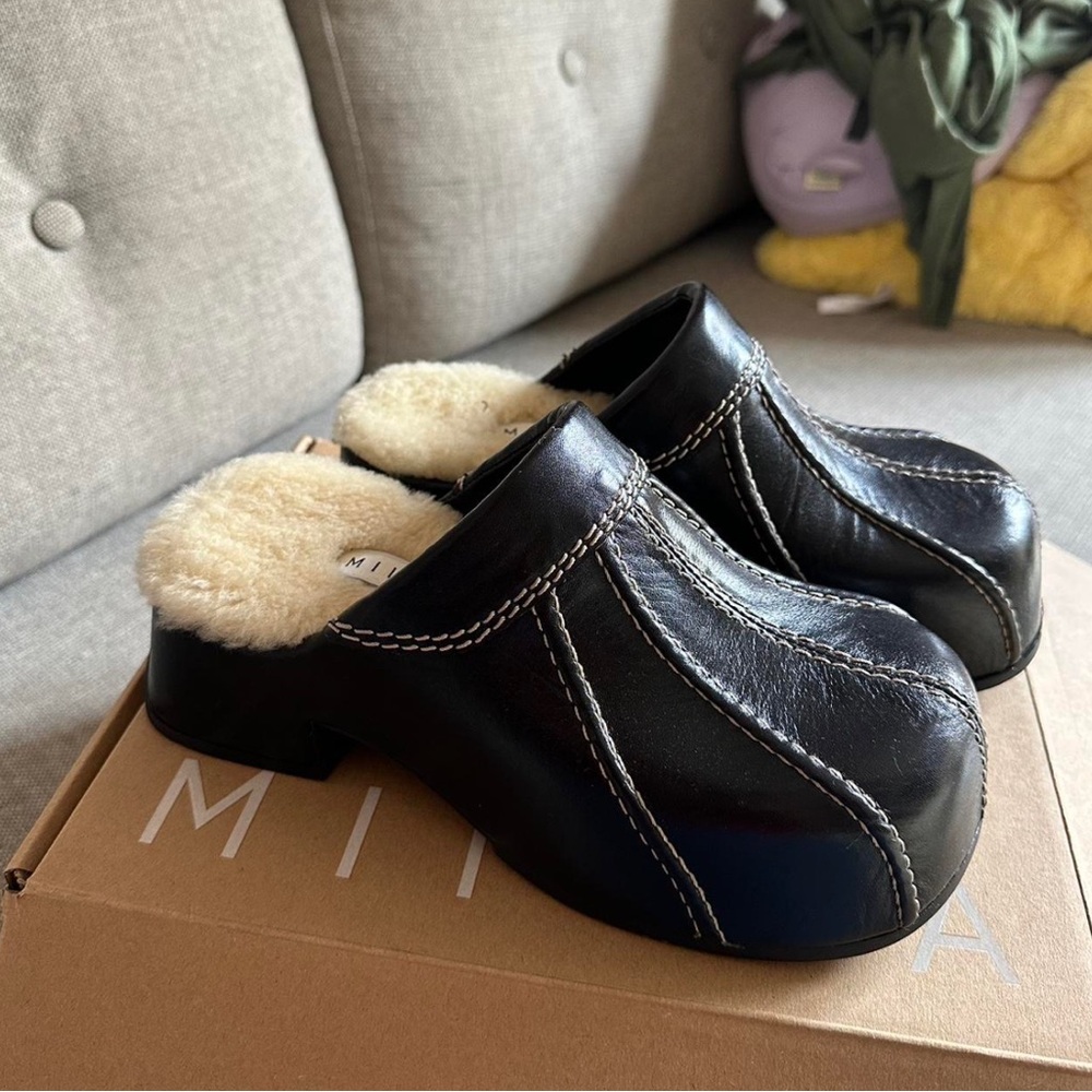 MIISTA Black Clogs with Cream Fur Lining